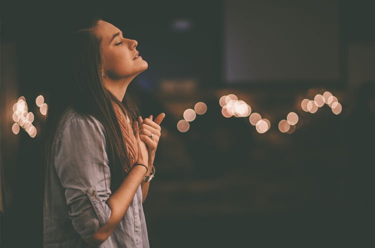 Girl lost in worship - Should you expect to speak in tongues?